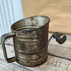 1920s Vintage Tin Mechanical Hand Crank Flour Sifter w/ Green Wood Handle 1 Cup